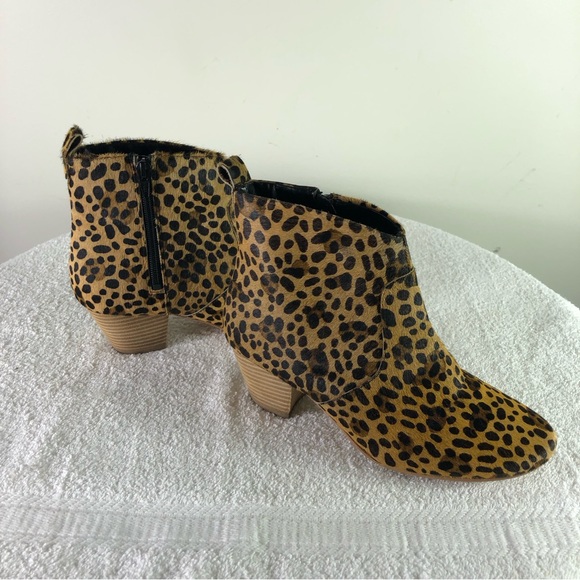 Find women’s cheetah print faux calf hair Lyle 1W4002 stack heeled bootie Sz 7.5 - Picture 4 of 9